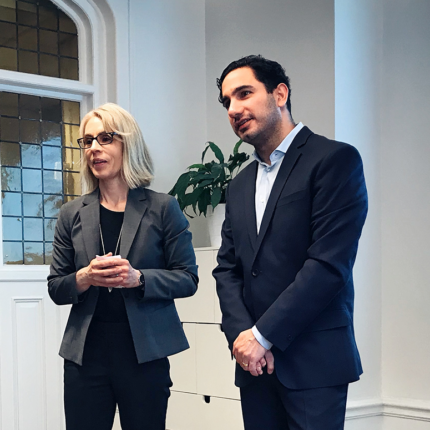 CANs direktör Charlotta Rehnman Wigstad och civilminister Ardalan Shekarabi i samtal under Café CAN.