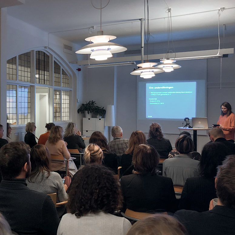 Anna Englund, utredare CAN presenterar på Café CAN.