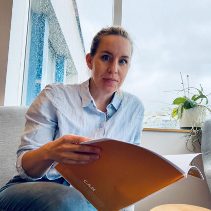 Bild på Siri Thor som bläddrar i fokusrapport